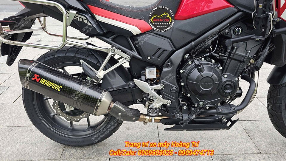 Phía sau xe trang bị pô Akrapovic mang âm thanh uy lực và đầy cá tính