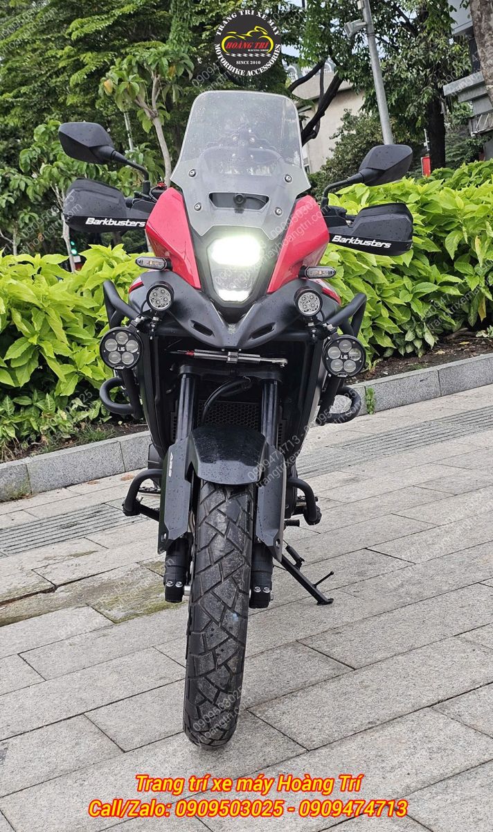 Góc chụp trực diện phô diễn phụ kiện Ohlins cùng 4 đèn trợ sáng cực kỳ hầm hố