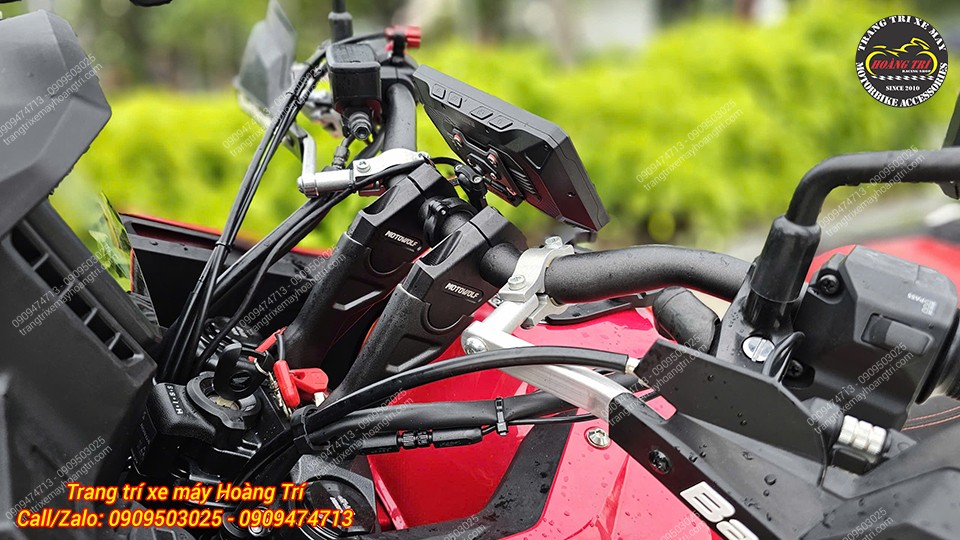 Không chỉ dễ lắp mà pát cố định màn hình còn rất chắc chắn