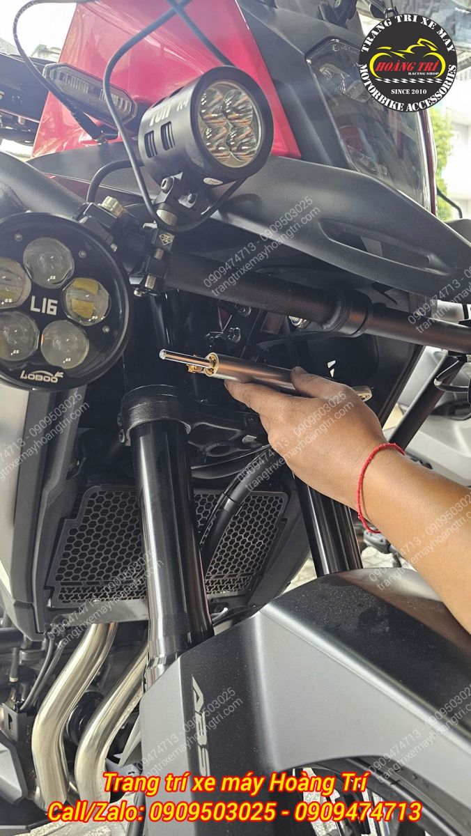 Trợ lực Ohlins cổ 68mm được lắp dưới chảng ba phuộc trước NX500