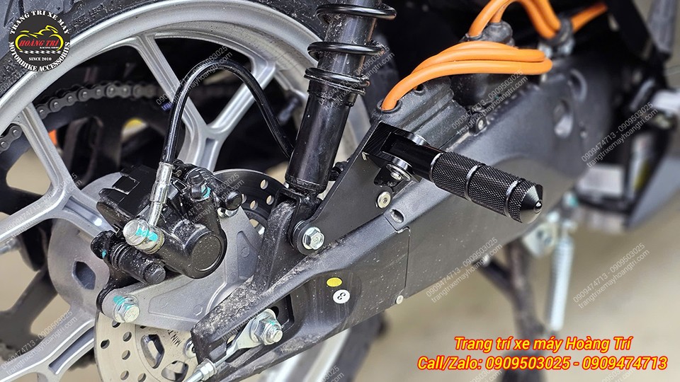 Phụ kiện gác chân sau lắp đặt dễ dàng và nhanh chóng trên DatBike Quantum