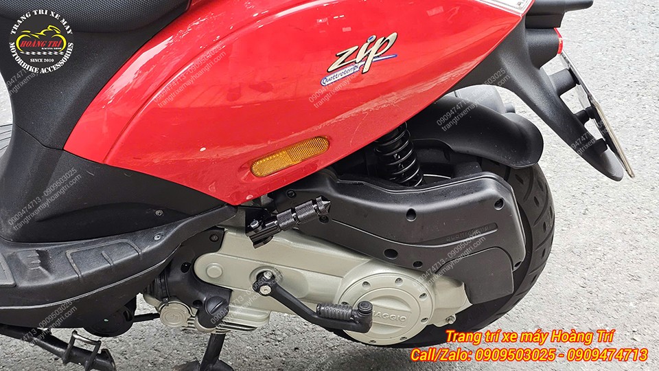 Gác chân phụ Piaggio Zip mang lại nhiều tiện ích cho việc sử dụng xe