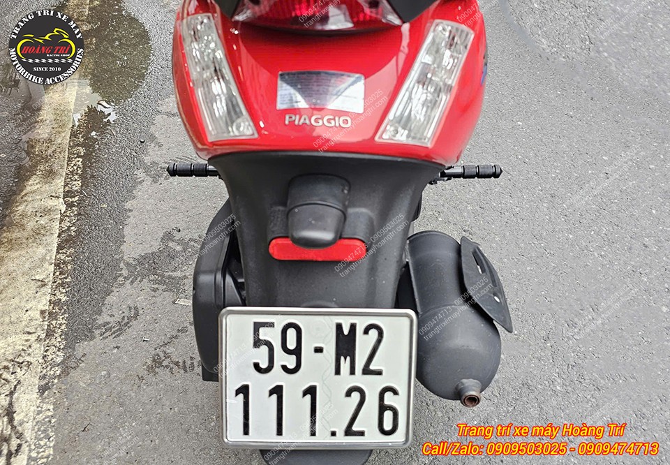 Góc nhìn từ phía sau của xe Piaggio ZIP với cặp gác chân phụ phía sau