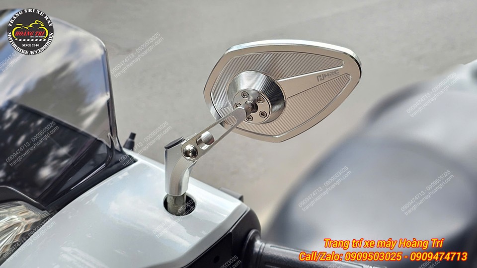 Chiếc kính H2C V8 màu bạc đã được lắp trên chiếc Sh Ý với dàn áo mới