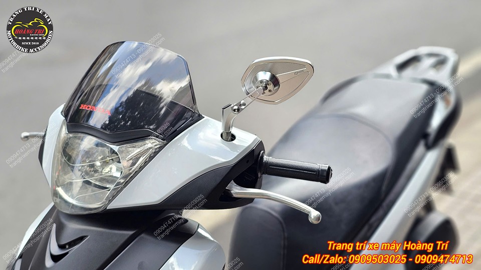 Phiên bản xe trắng khi gắn kính bạc cũng cực kỳ nổi bật