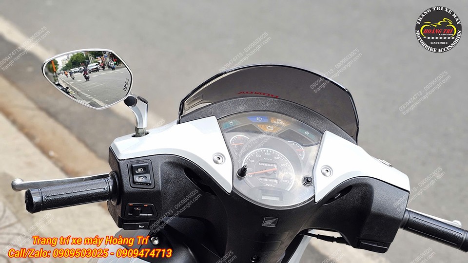 Ảnh chụp mặt sau cho thấy rõ tầm quan sát của kính hậu