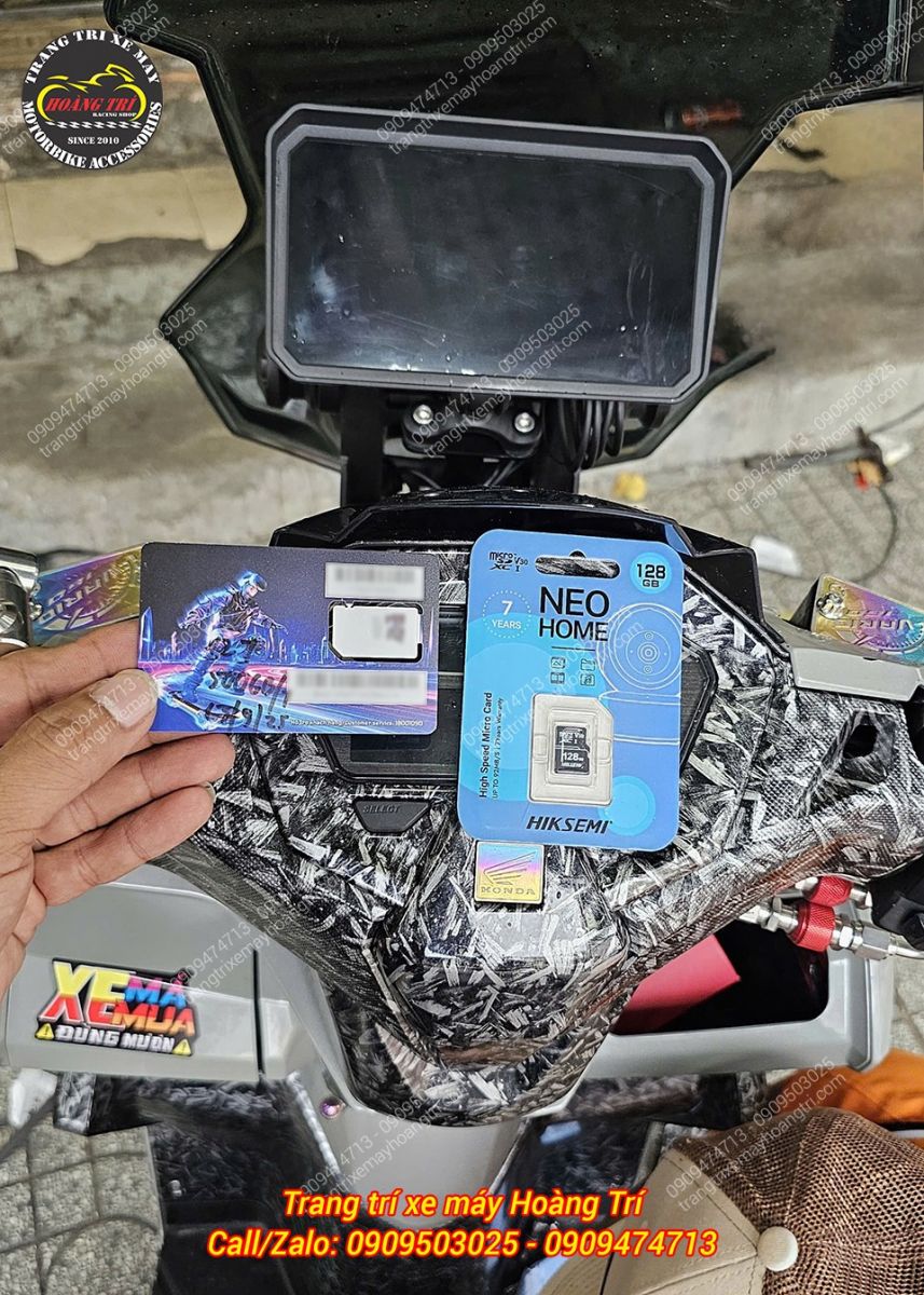 Sim 4G và thẻ nhớ 128gb khách hàng tự trang bị lắp vào màn hình cho xế cưng