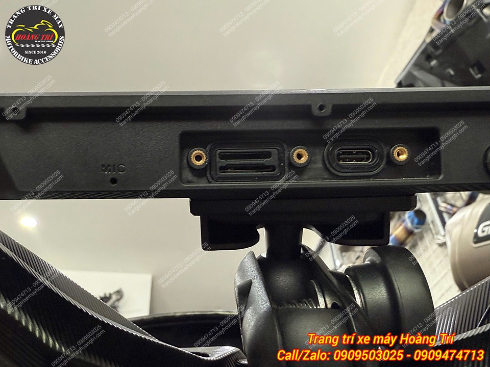 Các cổng kết nối của màn hình Motocycle T50M23 ngay bên dưới màn hình