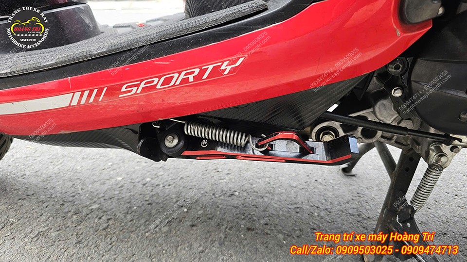 Mẫu chân chống nghiêng Piranha Thái màu đỏ được gắn trên xe Scoopy