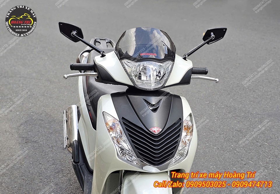 Từ góc nhìn trực diện, xe trở nên cổ điển hơn nhờ cặp kính Motogadget