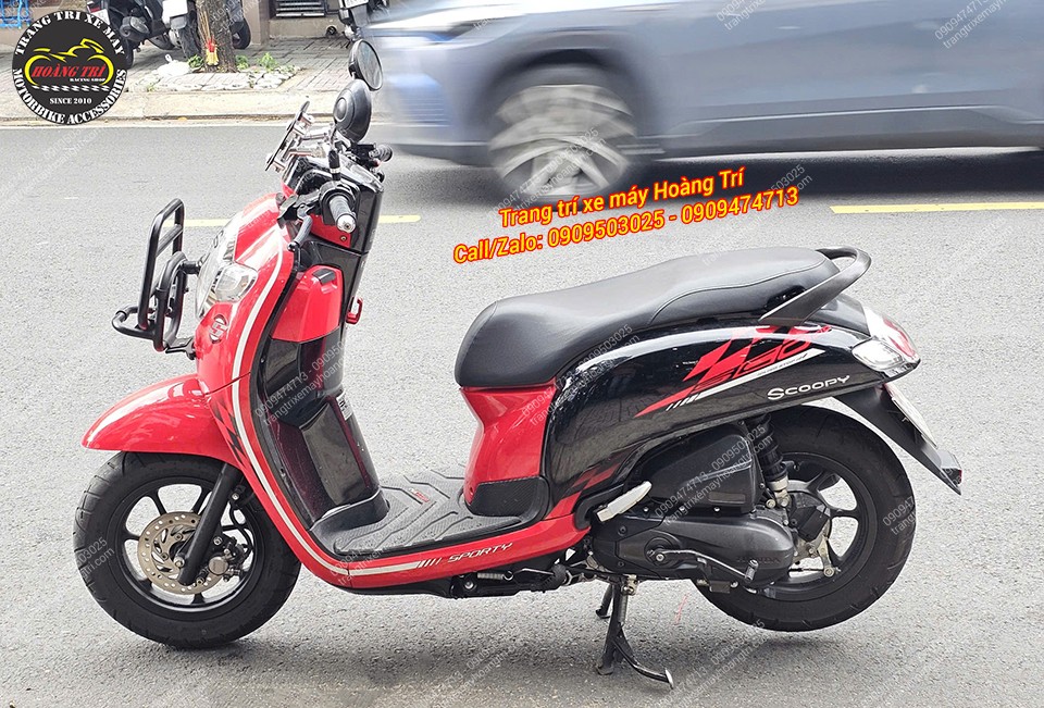 Hình ảnh chiếc Scoopy màu đỏ ghé shop để nâng cấp mâm xe