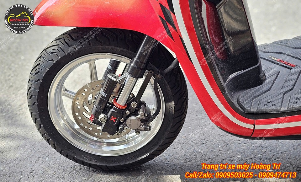 Mâm trước của Scoopy cũng được đổi sang mâm BST 6 cây đồng bộ mâm trước