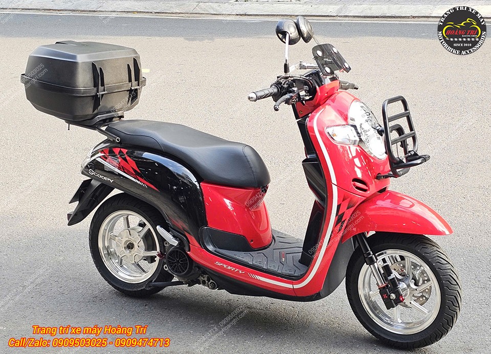 Toàn cảnh Scoopy với phong cách giống Vespa khi có baga trước và thùng sau
