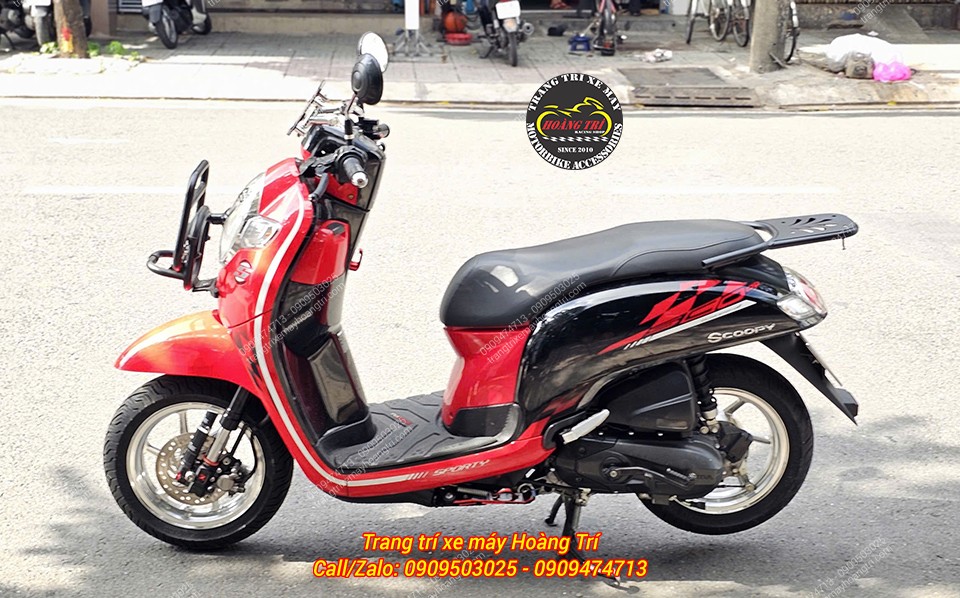 Tổng thể Scoopy với bộ mâm BST 6 cây bạc trở thành tâm điểm thu hút