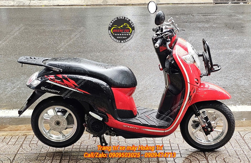 Mâm BST màu bạc đã được lắp lên chiếc Scoopy màu đỏ
