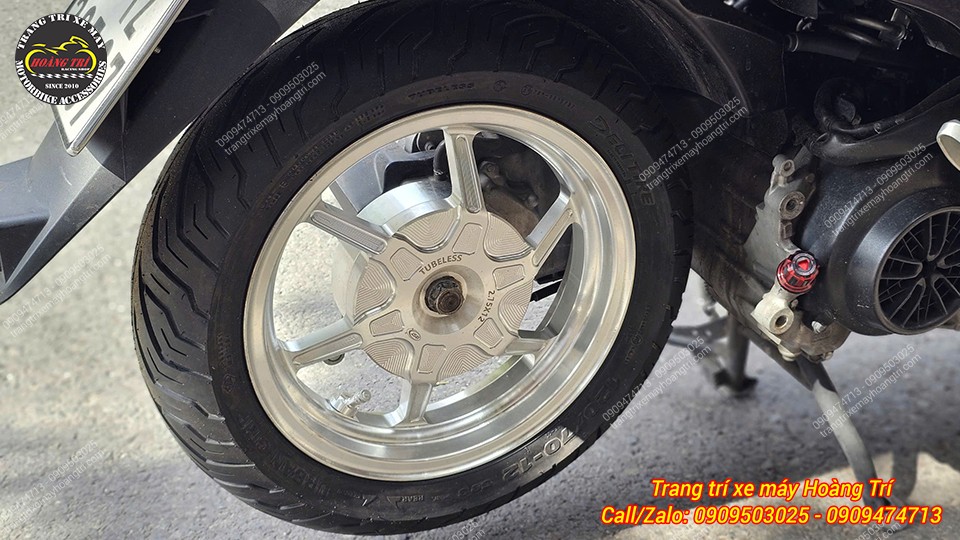 Cận cảnh mâm sau màu bạc với chất liệu nhôm đúc cao cấp