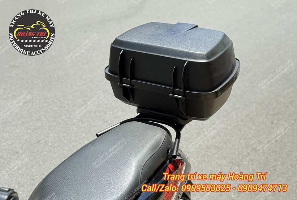 Để lắp thùng sau Givi E20N(CLA), trước tiên cần trang bị baga sau cho xe