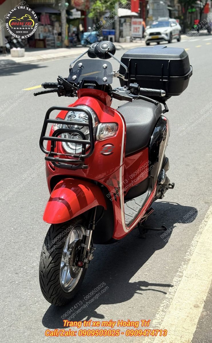 Scoopy khi gắn thùng sau cùng baga trước toát lên vẻ ngoài pha chút phong cách Vespa