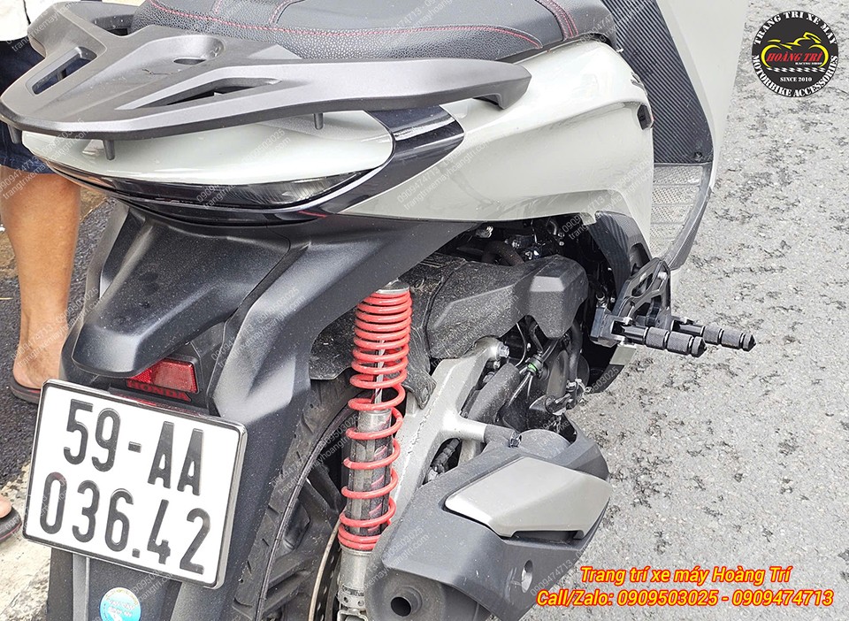 Góc nhìn từ phía sau Sh 350 với gác chân HTR thay thế cho gác zin
