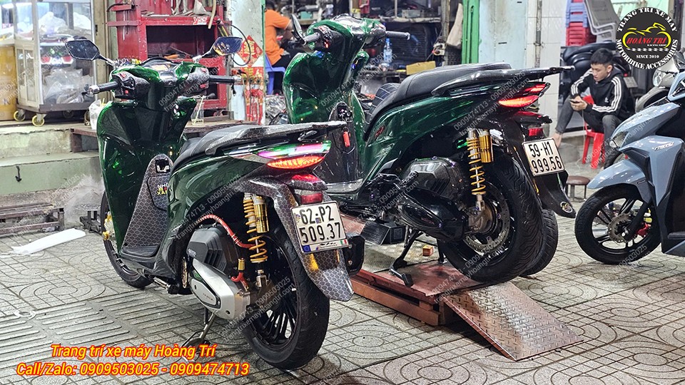 Từ phía sau có thể thấy rõ cặp phuộc Ohlins chính hãng cực chất