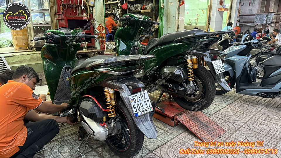 Xe đang được căn chỉnh lần cuối để sẵn sàng bàn giao cho khách