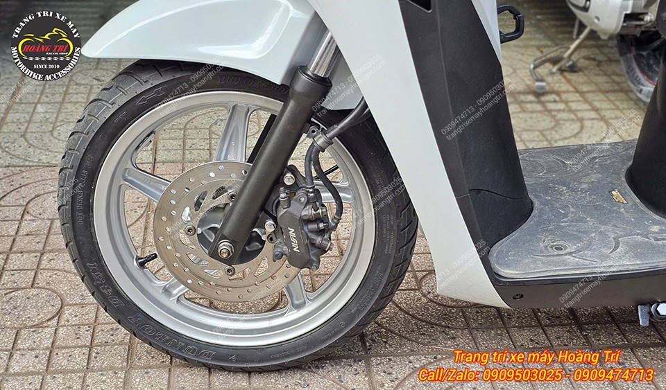 Phần dàn chân trước được sơn Sporty trong khi mâm giữ màu bạc zin