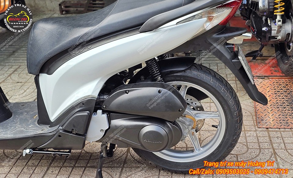 Dàn chân sau cũng được phủ sơn Sporty đồng bộ với phần trước