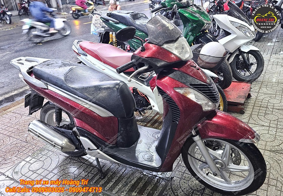 Vì vậy anh khách quyết định sơn lại full xe để đổi mới diện mạo