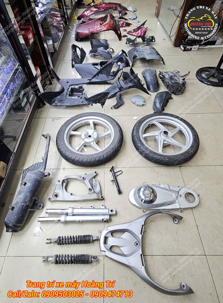 Toàn bộ dàn chân và áo nhám được tháo rời chuẩn bị sơn mới