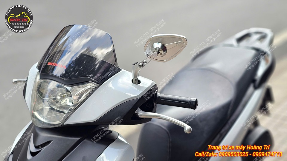 Ví dụ như kính hậu nhôm độc lạ, đồng bộ cùng màu trắng tổng thể xe