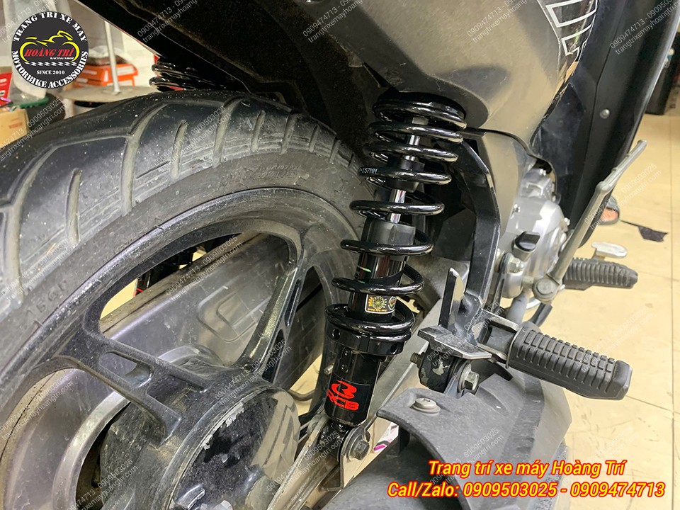 Logo RCB đỏ nổi bật được in tại chân phuộc Racing Boy A3