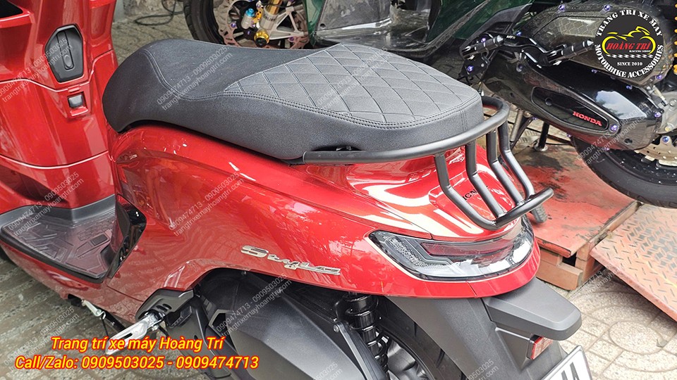 Thiết kế cong ôm sát dàn áo tạo vẻ ngoài mềm mại, thanh thoát