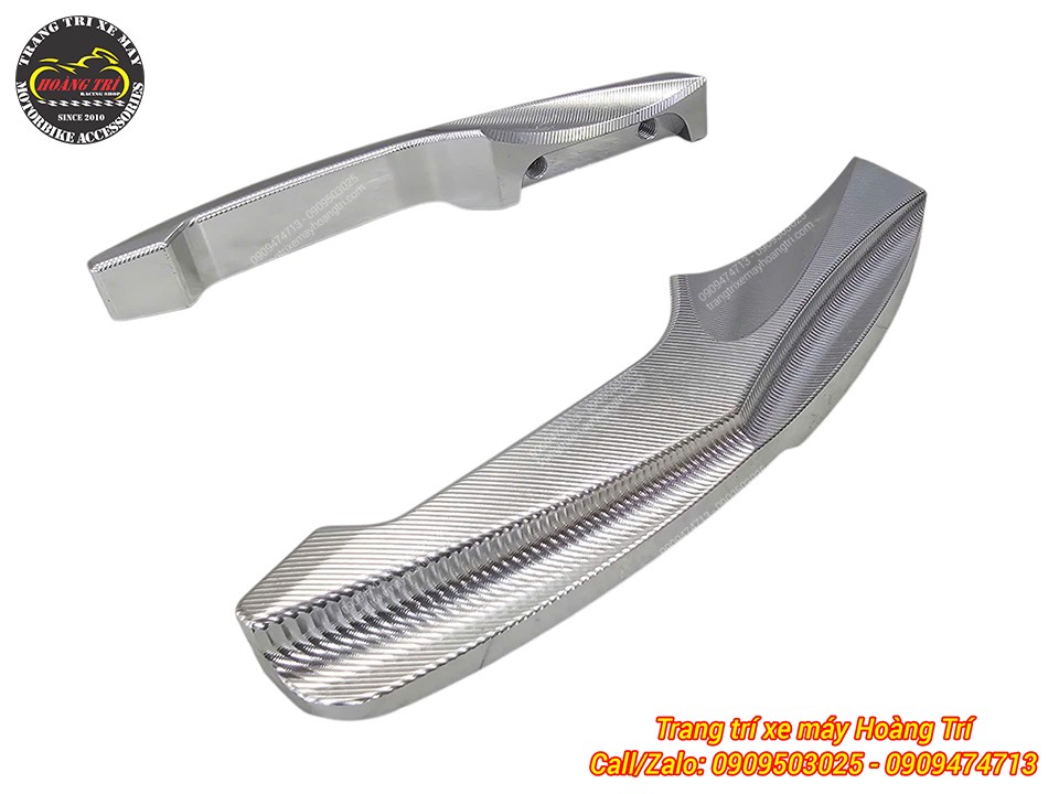 Hình ảnh cận cảnh cản sau 2 khúc CNC màu bạc sang trọng