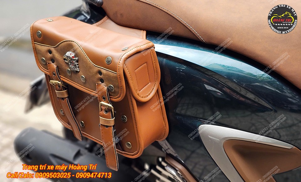 Cận cảnh chiếc túi treo hông T01 màu nâu nổi bật trên nền xe