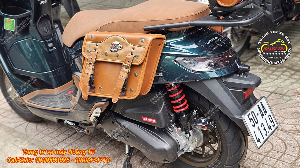 Túi màu nâu đồng bộ với yên xe, làm tăng tính thẩm mỹ cho Stylo 160