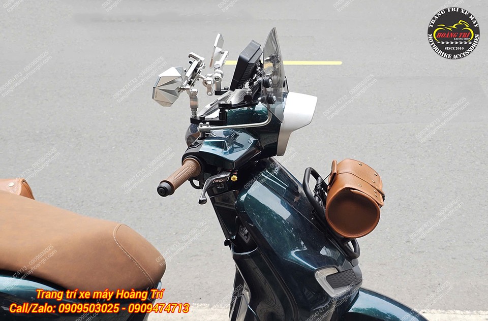 Kèm thêm một chiếc túi trước được gắn ở vị trí baga trước xe Stylo 160