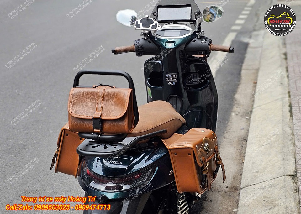 Đây là mẫu túi treo T06 tông nâu hài hòa với túi hông