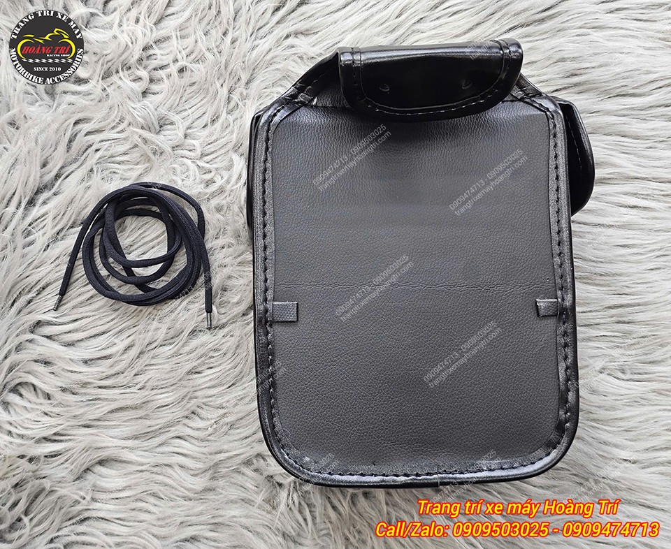 Phần mặt sau của túi T05 làm từ da tổng hợp với độ hoàn thiện cao
