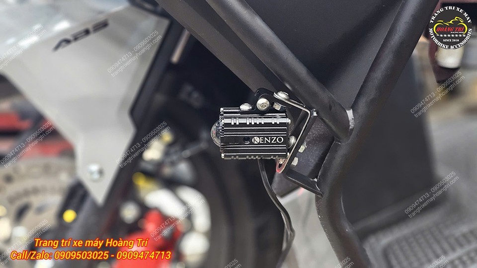 Vario 160 được trang bị thêm bộ khung bảo vệ cùng đèn trợ sáng Kenzo Z20
