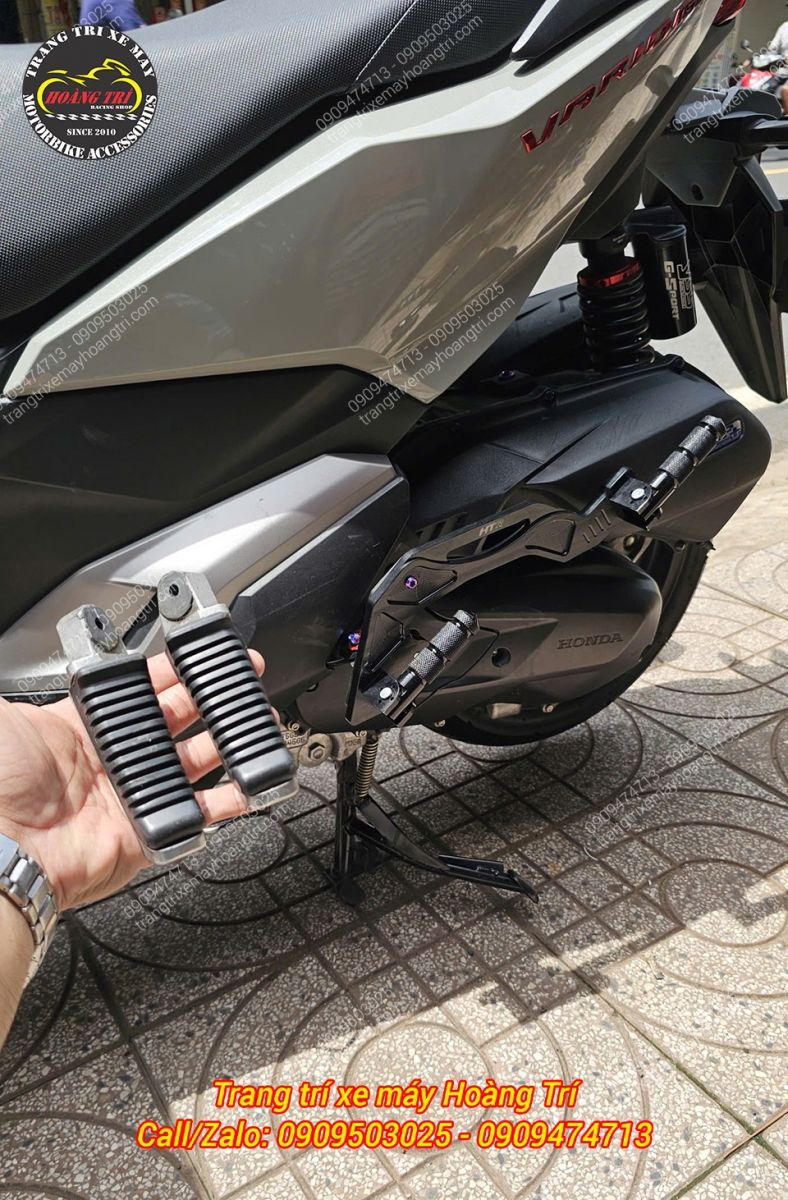 Trên tay gác chân zin và trên xe là gác chân HTR với 2 vị trí đặt chân