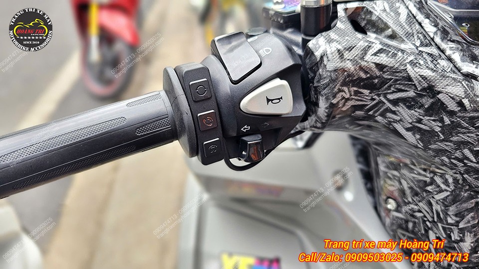 Ở cụm tay lái bên trái bố trí các phím chức năng cho màn hình