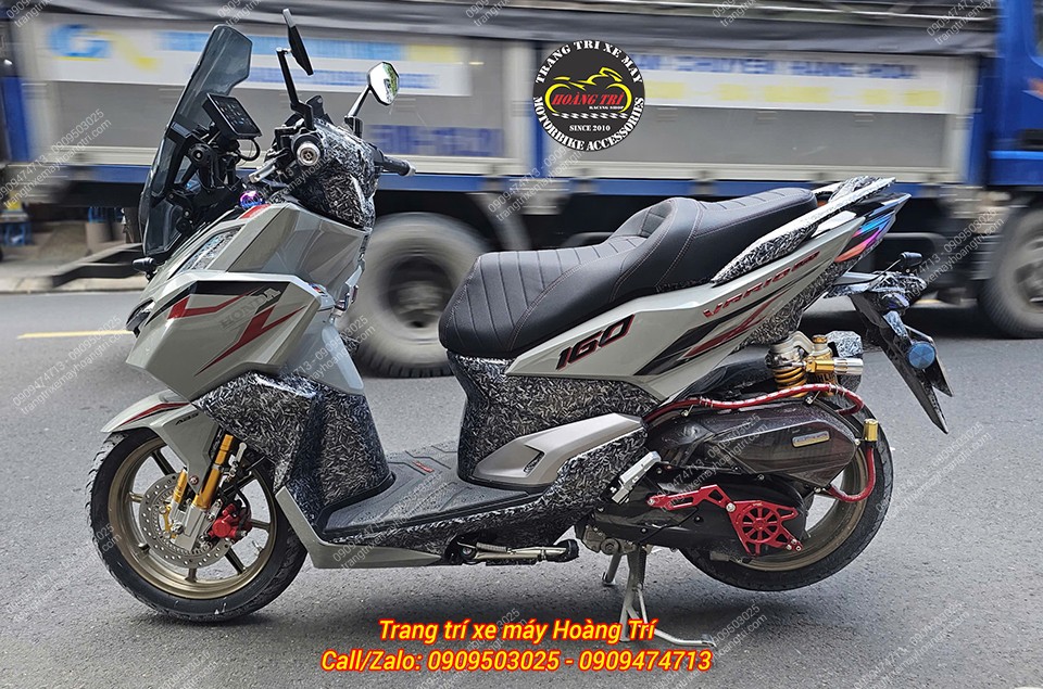 Ngoài yên 2 tầng HTR0623, chiếc Vario 160 còn được trang bị thêm nhiều phụ kiện cao cấp