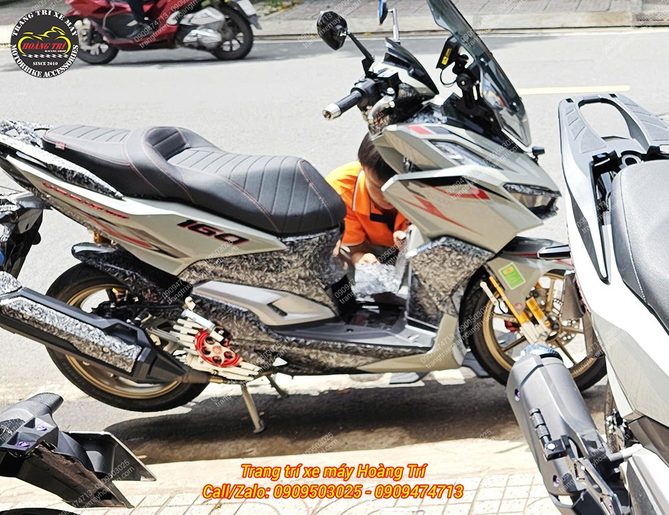 Nhân viên tiến hành lắp đặt yên 2 tầng kiểu Thái cho Vario 160