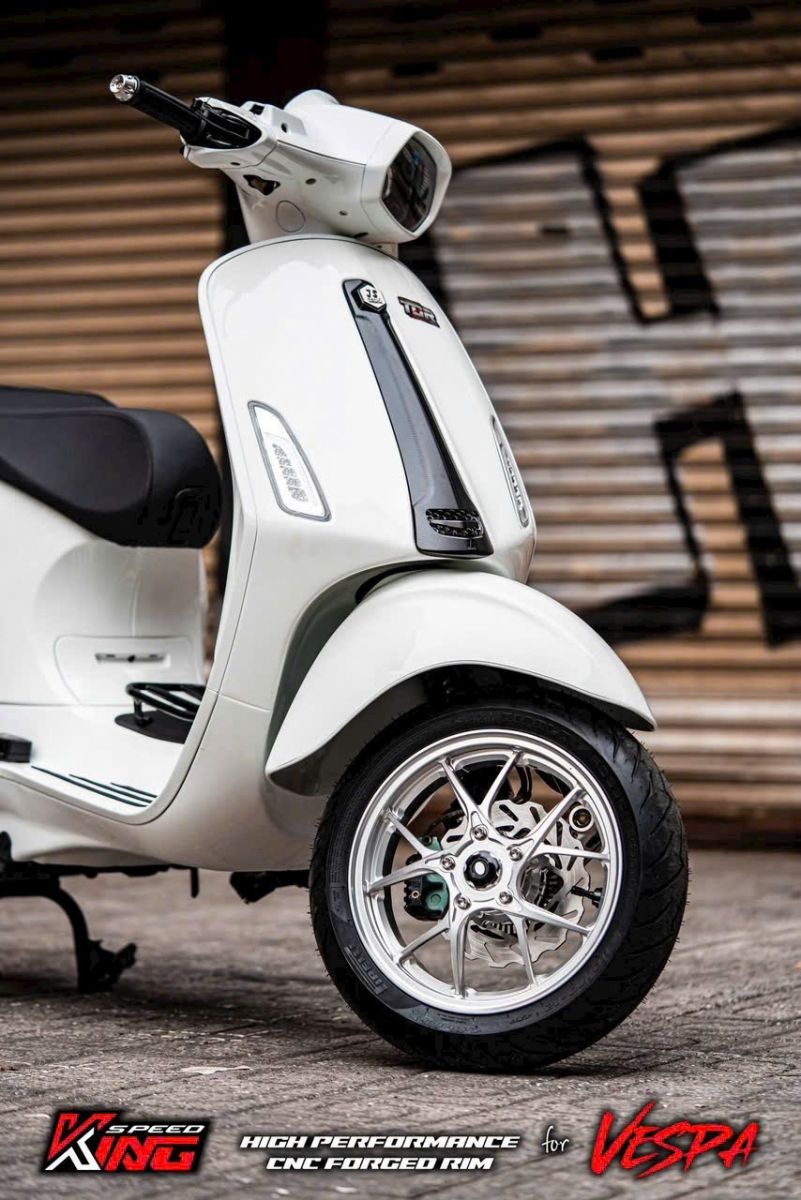 Chiếc Vespa Sprint trắng sữa thêm nổi bật khi trang bị mâm King Speed V3