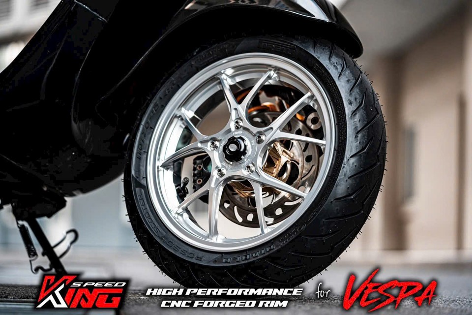 Góc chụp toàn cảnh mâm trước King Speed V3 trên Vespa Sprint