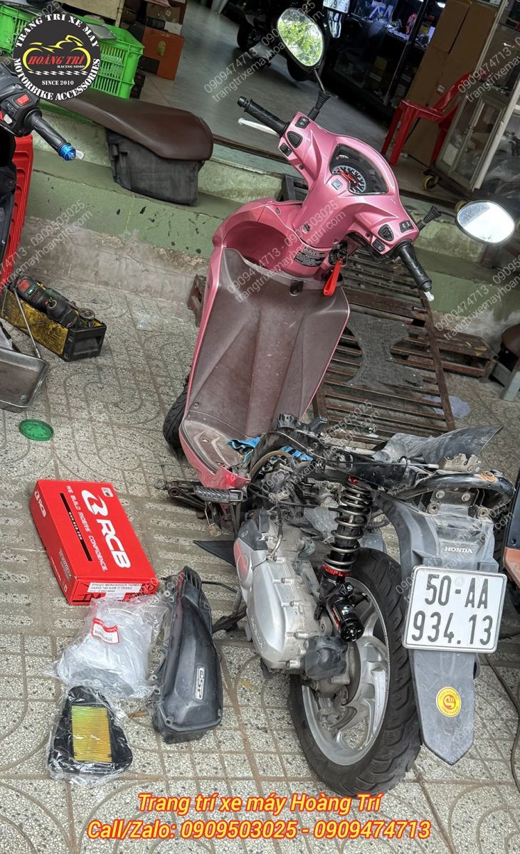 Ngoài phuộc, anh khách còn gắn thêm pô e Scoopy (phát sinh chi phí)