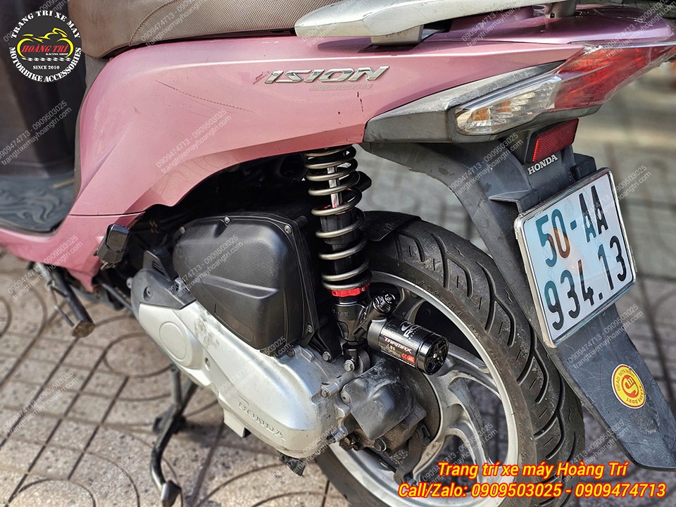 Vì muốn để lộ toàn bộ cây phuộc Tarmax nên khách đã nâng thêm pô e Scoopy