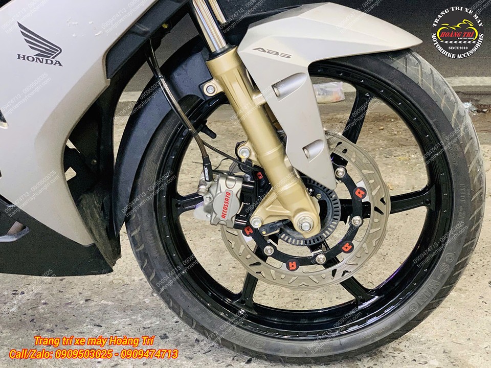 Còn đây là dàn chân trước của xe với combo đĩa lồng nhôm và mâm X1R