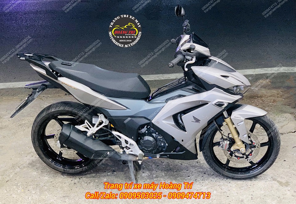 Tổng thể góc view bên phải của xe với các phụ kiện hàng hiệu xịn sò