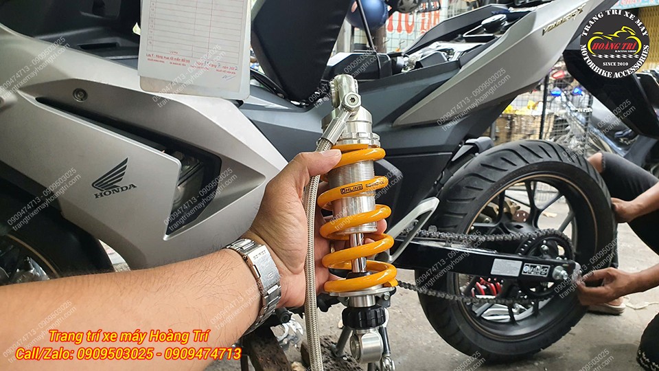 Trên tay cây phuộc Ohlins tông vàng gold nổi bật, chắc chắn và đẳng cấp
